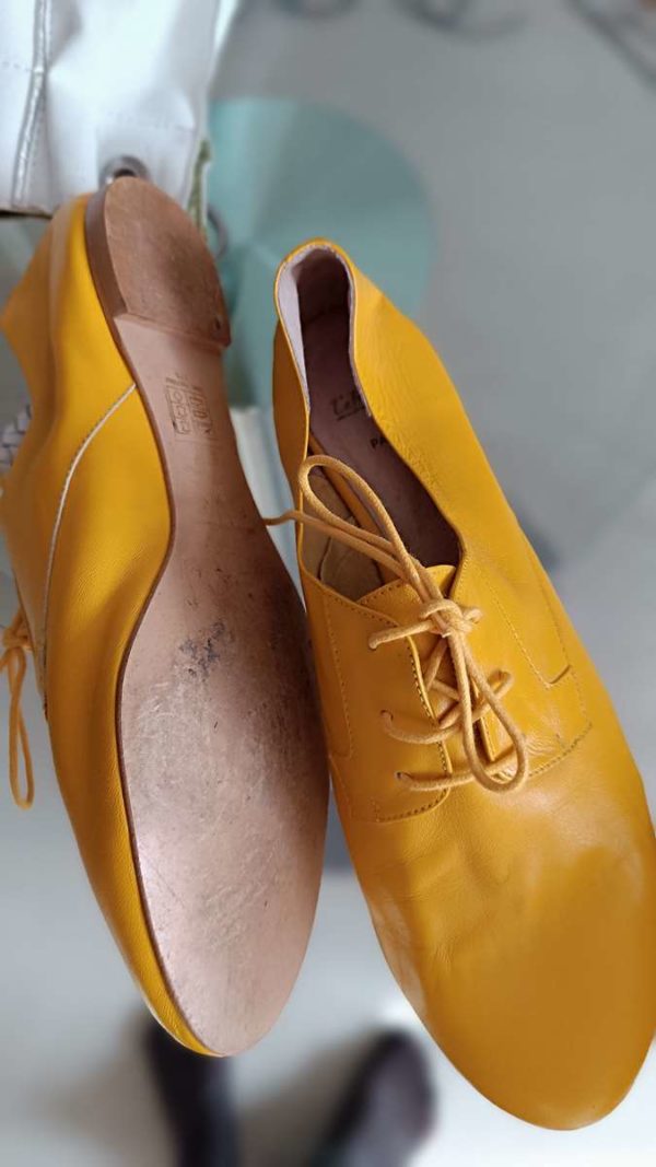 chaussures jaunes plates