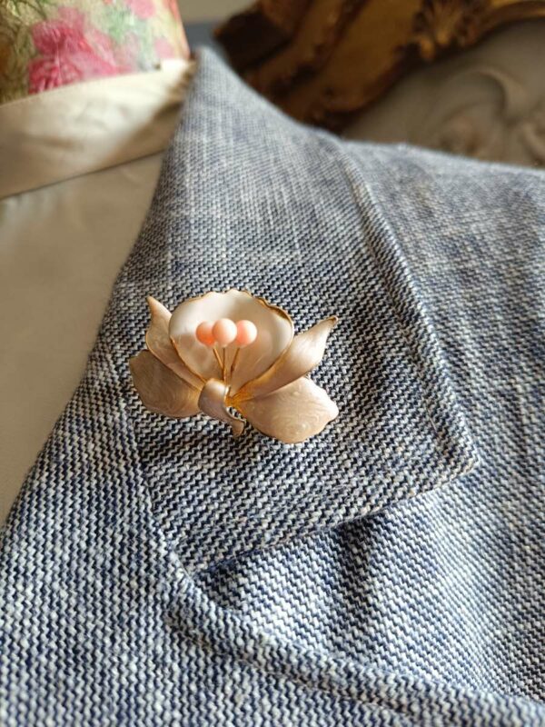 broche fleurs nacrée