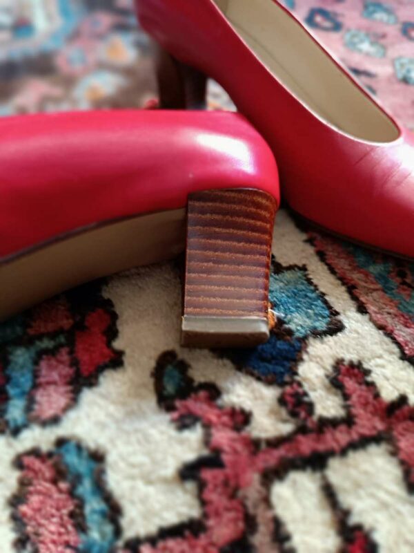 escarpins en cuir rouge vintage