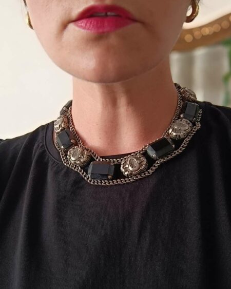Imposant collier couleur argent et noir