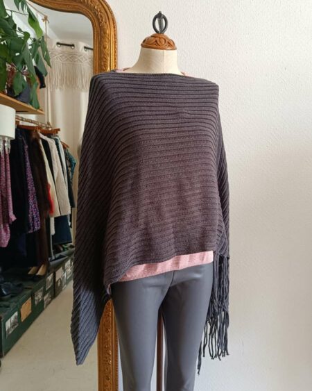 Par dessus poncho gris