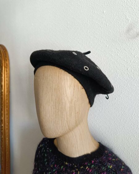 Béret noir à œillets