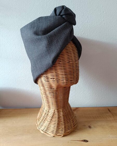 Turban « Psychofripes » – Torsadé rigide, Made in France 🌿 Description Ce turban unique allie style, confort et praticité. Fabriqué à la main en Dordogne, il est conçu à partir de tissus de récupération soigneusement sélectionnés — pour une approche éthique et respectueuse de l’environnement. Sa structure avec oreilles rigides intégrées permet un enroulage torsadé élégant et ultra-stable : une fois installé, le turban reste bien en place toute la journée, sans glisser ni se détendre. Il convient parfaitement pour les cheveux courts, longs, frisés, volumineux — ou simplement pour celles/ceux qui souhaitent une coiffure rapide, stylée, et sans effort. ✨ Points forts Fabrication artisanale en France — Ateliers situés en Dordogne. Tissus de récupération — démarche écologique & responsable. Torsade rigide & stable — ne bouge pas, même en mouvement. Facile et rapide à enfiler — en quelques gestes, un style soigné. Universel — s’adapte à toutes les longueurs et types de cheveux. Look moderne et élégant — un accessoire mode aussi pratique que chic. 🧵 Conseils d’utilisation Enfilez le turban comme un bonnet. Prenez soin de bien détendre les oreilles. Montez les deux « oreilles » rigides vers le haut, puis croisez-les sur le dessus du front. Torsadez-les pour former un nœud élégant. Ajustez pour plus de confort et de maintien. 🎁 Pour qui ? Pour toute personne souhaitant une coiffure rapide, élégante et facile à porter. Pour celles et ceux qui aiment le style « turbans/turbanes » — pratique pour cheveux en transition, protection capillaire, ou simplement pour une allure soignée. Pour les personnes soucieuses d’un achat responsable, local et durable. ✅ Engagement & Qualité Fabriqué artisanalement en Dordogne, France. Matières récupérées — pour réduire le gaspillage textile. Conception pensée pour le confort, le maintien et la durabilité.