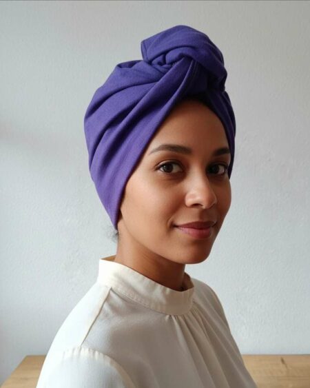 Turban « Psychofripes » – Torsadé rigide, Made in France 🌿 Description Ce turban unique allie style, confort et praticité. Fabriqué à la main en Dordogne, il est conçu à partir de tissus de récupération soigneusement sélectionnés — pour une approche éthique et respectueuse de l’environnement. Sa structure avec oreilles rigides intégrées permet un enroulage torsadé élégant et ultra-stable : une fois installé, le turban reste bien en place toute la journée, sans glisser ni se détendre. Il convient parfaitement pour les cheveux courts, longs, frisés, volumineux — ou simplement pour celles/ceux qui souhaitent une coiffure rapide, stylée, et sans effort. ✨ Points forts Fabrication artisanale en France — Ateliers situés en Dordogne. Tissus de récupération — démarche écologique & responsable. Torsade rigide & stable — ne bouge pas, même en mouvement. Facile et rapide à enfiler — en quelques gestes, un style soigné. Universel — s’adapte à toutes les longueurs et types de cheveux. Look moderne et élégant — un accessoire mode aussi pratique que chic. 🧵 Conseils d’utilisation Enfilez le turban comme un bonnet. Prenez soin de bien détendre les oreilles. Montez les deux « oreilles » rigides vers le haut, puis croisez-les sur le dessus du front. Torsadez-les pour former un nœud élégant. Ajustez pour plus de confort et de maintien. 🎁 Pour qui ? Pour toute personne souhaitant une coiffure rapide, élégante et facile à porter. Pour celles et ceux qui aiment le style « turbans/turbanes » — pratique pour cheveux en transition, protection capillaire, ou simplement pour une allure soignée. Pour les personnes soucieuses d’un achat responsable, local et durable. ✅ Engagement & Qualité Fabriqué artisanalement en Dordogne, France. Matières récupérées — pour réduire le gaspillage textile. Conception pensée pour le confort, le maintien et la durabilité.