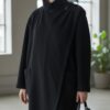 Magnifique manteau long noir de style vintage, doté d’une écharpe intégrée pour une allure élégante et structurée. Une pièce intemporelle, chic et facile à porter, idéale pour la saison automne/hiver.