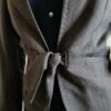 Superbe veste grise de la marque 1.2.3, élégante et facile à porter au quotidien. Sa coupe structurée et féminine met en valeur la silhouette tout en restant confortable. Confectionnée dans une matière contenant de la laine, cette veste offre une belle tenue et une allure soignée. Elle se porte aussi bien avec un pantalon habillé, une jupe ou un jean pour un style chic et polyvalent.