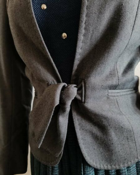 Superbe veste grise de la marque 1.2.3, élégante et facile à porter au quotidien. Sa coupe structurée et féminine met en valeur la silhouette tout en restant confortable. Confectionnée dans une matière contenant de la laine, cette veste offre une belle tenue et une allure soignée. Elle se porte aussi bien avec un pantalon habillé, une jupe ou un jean pour un style chic et polyvalent.