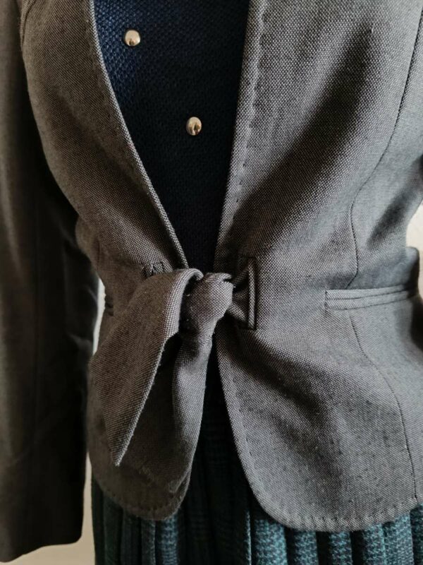 Superbe veste grise de la marque 1.2.3, élégante et facile à porter au quotidien. Sa coupe structurée et féminine met en valeur la silhouette tout en restant confortable. Confectionnée dans une matière contenant de la laine, cette veste offre une belle tenue et une allure soignée. Elle se porte aussi bien avec un pantalon habillé, une jupe ou un jean pour un style chic et polyvalent.