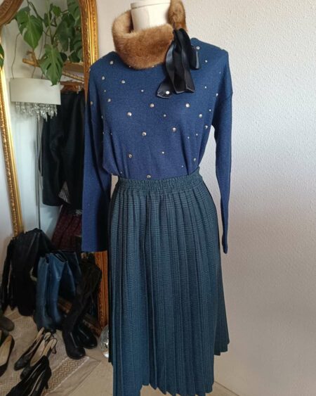 Maille bleu marine au style moderne, ornée de clous argentés qui apportent une touche tendance et lumineuse. Une pièce facile à porter, idéale pour dynamiser une tenue sobre tout en restant élégante. Cette maille de la marque Springfield présente une coupe confortable et se porte aussi bien avec un jean qu’avec une jupe pour un look casual chic.