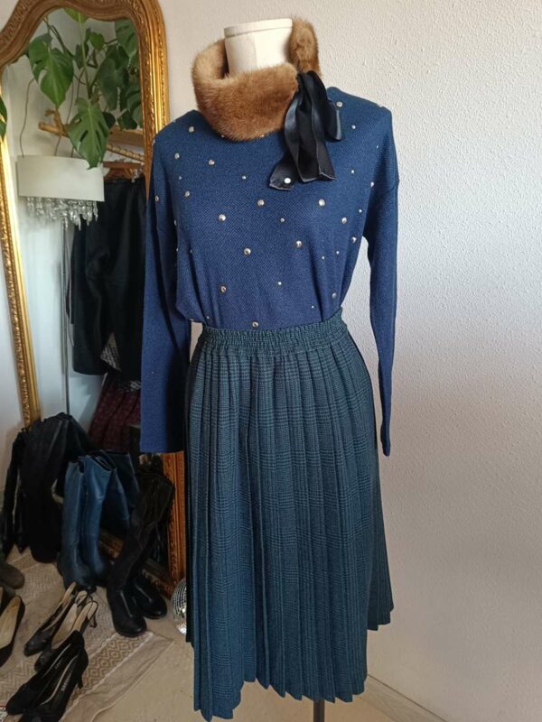 Maille bleu marine au style moderne, ornée de clous argentés qui apportent une touche tendance et lumineuse. Une pièce facile à porter, idéale pour dynamiser une tenue sobre tout en restant élégante. Cette maille de la marque Springfield présente une coupe confortable et se porte aussi bien avec un jean qu’avec une jupe pour un look casual chic.