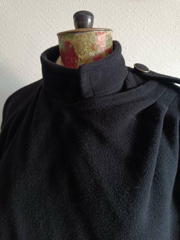 Magnifique manteau long noir de style vintage, doté d’une écharpe intégrée pour une allure élégante et structurée. Une pièce intemporelle, chic et facile à porter, idéale pour la saison automne/hiver.