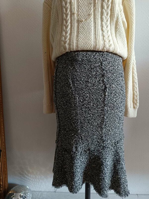 Magnifique jupe mi-longue à godets de la marque Gérard Darel, au style chic et intemporel. Sa coupe structurée, légèrement évasée en bas, apporte élégance et mouvement à la silhouette.