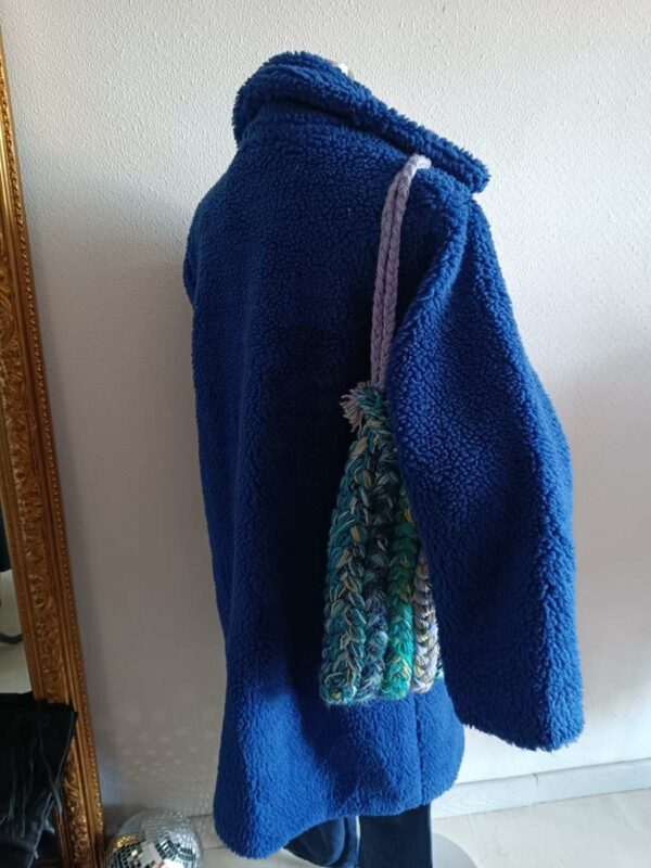 Manteau teddy bleu au style résolument chic et contemporain, issu de la marque de luxe Lulu s/m. Une pièce forte, à la fois tendance et élégante, idéale pour rehausser une tenue simple avec une touche mode affirmée.