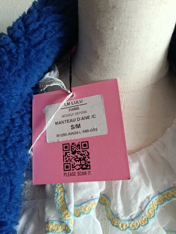 Manteau teddy bleu au style résolument chic et contemporain, issu de la marque de luxe Lulu s/m. Une pièce forte, à la fois tendance et élégante, idéale pour rehausser une tenue simple avec une touche mode affirmée.