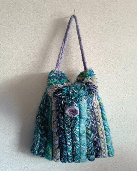 Magnifique grand cabas tricoté en laine, au rendu texturé et authentique. Son travail de maille épaisse et ses nuances de couleurs lui donnent un caractère unique, idéal pour un usage quotidien ou comme sac d’appoint original. Souple et résistant, ce cabas offre une belle capacité de rangement tout en restant léger et agréable à porter à l’épaule. Une pièce artisanale au style bohème et chaleureux.