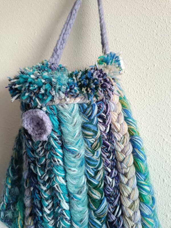 Magnifique grand cabas tricoté en laine, au rendu texturé et authentique. Son travail de maille épaisse et ses nuances de couleurs lui donnent un caractère unique, idéal pour un usage quotidien ou comme sac d’appoint original.