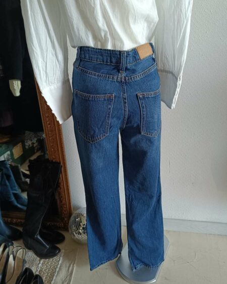 Adorable jean basique en coton, facile à porter au quotidien. Son détail fendu apporte une touche moderne et tendance à une coupe simple et intemporelle. Ce jean de la marque Stradivarius est confortable et polyvalent, idéal avec une maille, un t-shirt ou une chemise selon la saison.