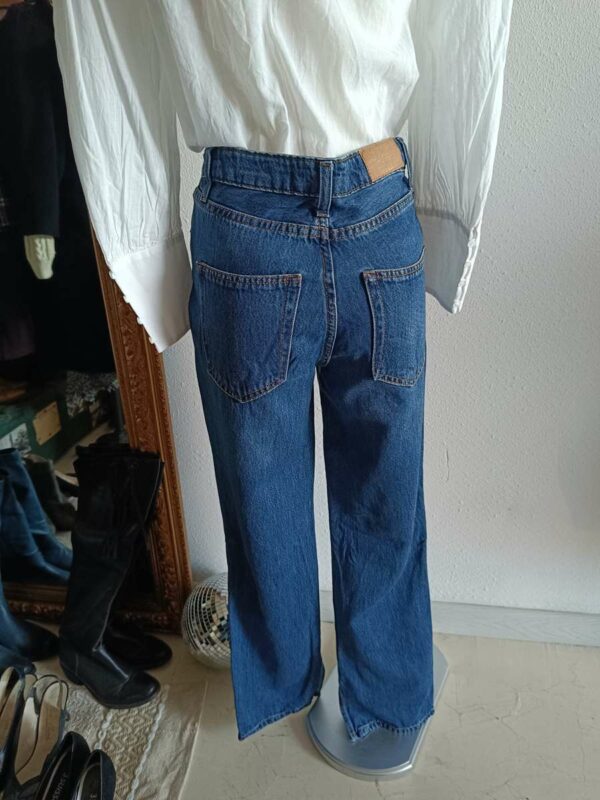 Adorable jean basique en coton, facile à porter au quotidien. Son détail fendu apporte une touche moderne et tendance à une coupe simple et intemporelle. Ce jean de la marque Stradivarius est confortable et polyvalent, idéal avec une maille, un t-shirt ou une chemise selon la saison.