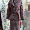 Magnifique manteau long à carreaux au style moderne et élégant, issu d’une confection italienne reconnue pour la qualité de ses finitions. Une pièce forte et intemporelle, idéale pour structurer une silhouette avec allure. Confectionné majoritairement en laine vierge, ce manteau offre une excellente tenue et un confort thermique optimal. Neuf avec étiquette, il convient parfaitement à une garde-robe chic et actuelle.