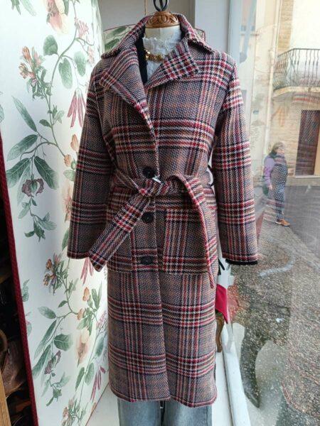 Magnifique manteau long à carreaux au style moderne et élégant, issu d’une confection italienne reconnue pour la qualité de ses finitions. Une pièce forte et intemporelle, idéale pour structurer une silhouette avec allure. Confectionné majoritairement en laine vierge, ce manteau offre une excellente tenue et un confort thermique optimal. Neuf avec étiquette, il convient parfaitement à une garde-robe chic et actuelle.