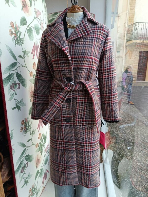 Magnifique manteau long à carreaux au style moderne et élégant, issu d’une confection italienne reconnue pour la qualité de ses finitions. Une pièce forte et intemporelle, idéale pour structurer une silhouette avec allure. Confectionné majoritairement en laine vierge, ce manteau offre une excellente tenue et un confort thermique optimal. Neuf avec étiquette, il convient parfaitement à une garde-robe chic et actuelle.