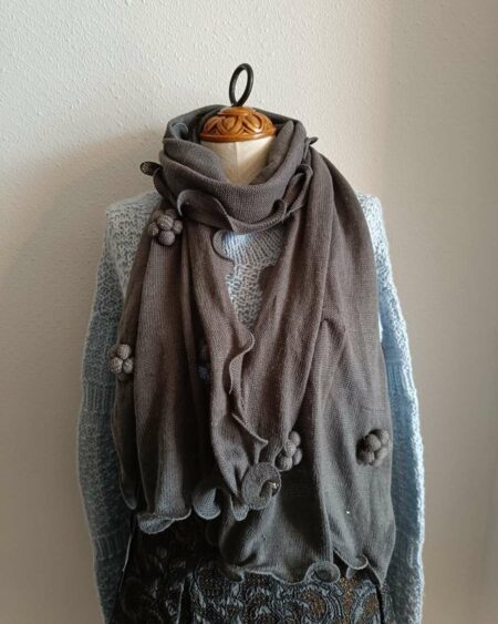 Écharpe grise – Belle longueur – Très bon état