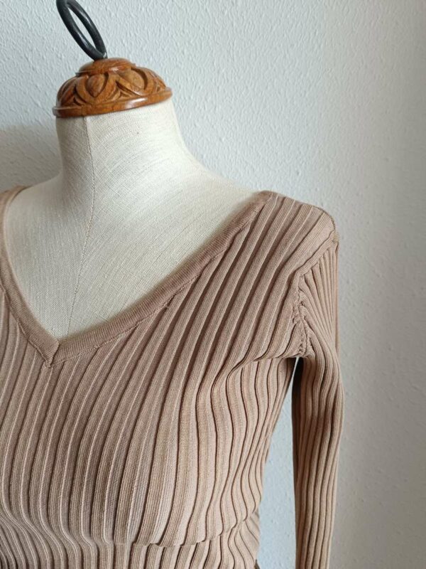 Pull beige col V en maille – Taille 38