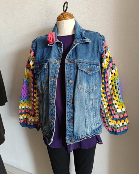 Veste en jean upcyclée à manches crochetées – Artisanale – Taille 38 (M)