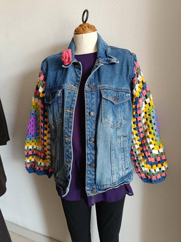 Veste en jean upcyclée à manches crochetées – Artisanale – Taille 38 (M)