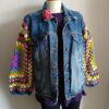 Veste en jean upcyclée à manches crochetées – Artisanale – Taille 38 (M)