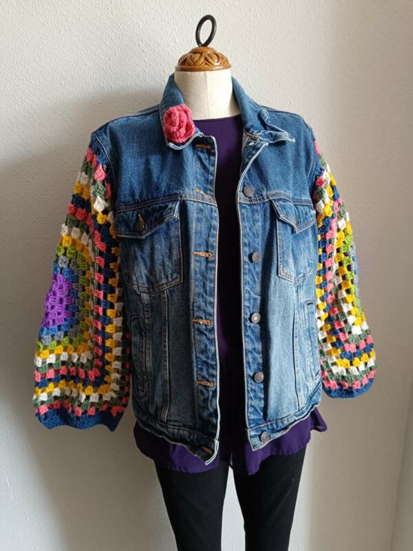 Veste en jean upcyclée à manches crochetées – Artisanale – Taille 38 (M)