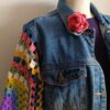 Veste en jean upcyclée à manches crochetées – Artisanale – Taille 38 (M)