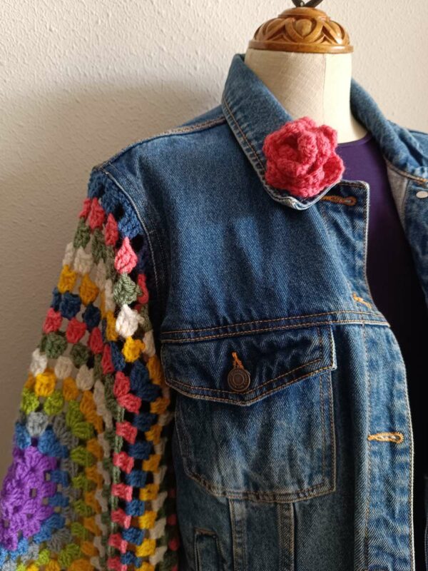 Veste en jean upcyclée à manches crochetées – Artisanale – Taille 38 (M)