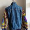 Veste en jean upcyclée à manches crochetées – Artisanale – Taille 38 (M)
