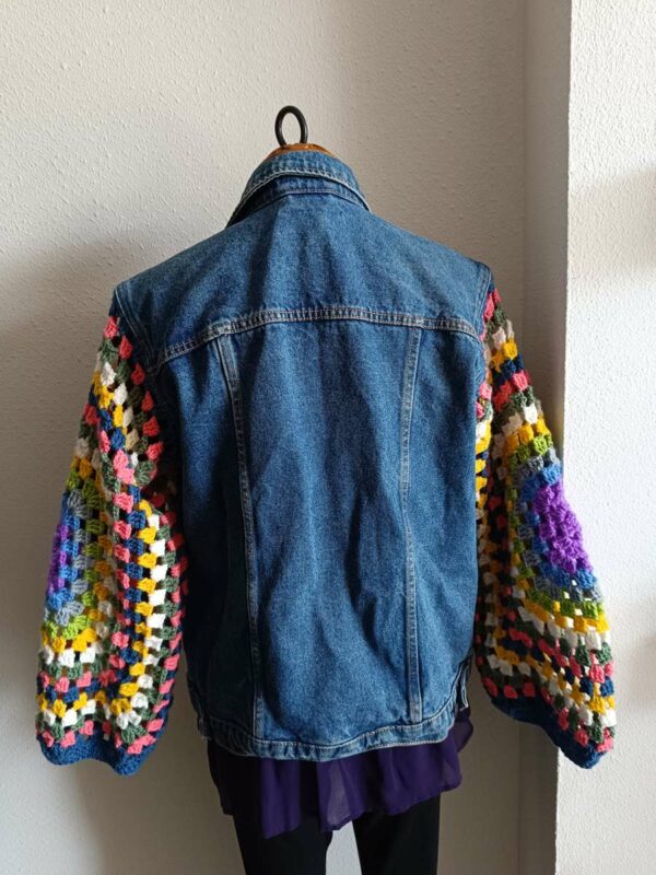 Veste en jean upcyclée à manches crochetées – Artisanale – Taille 38 (M)