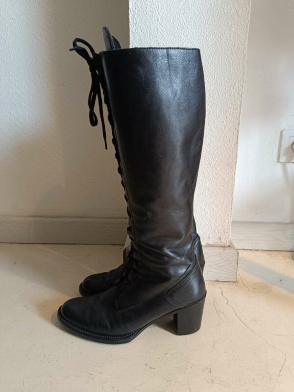 Bottes en cuir noir – Talon 7,5 cm Prix : 29 €