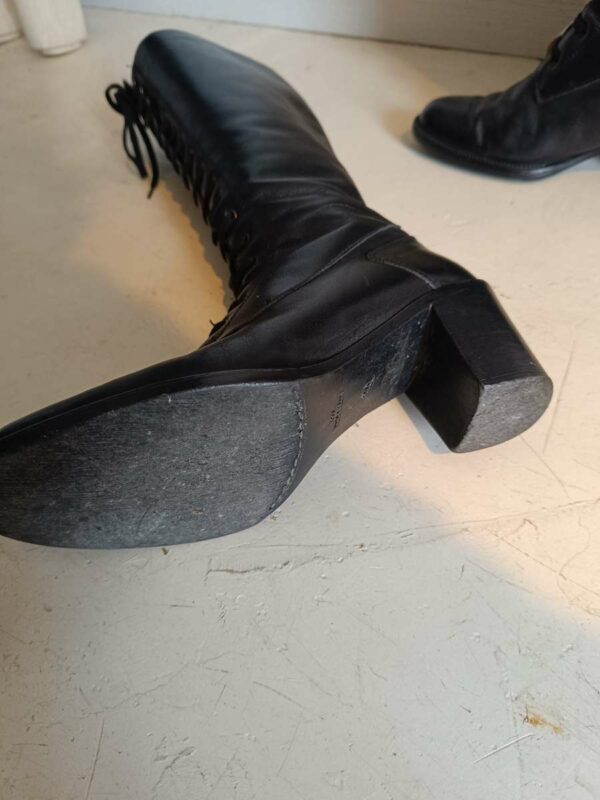 Bottes en cuir noir – Talon 7,5 cm Prix : 29 €