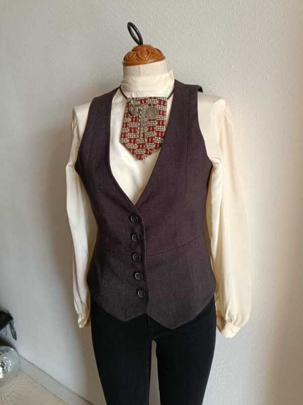 Conseils de style À porter avec un pantalon tailleur pour un ensemble chic, ou sur une chemise blanche et un jean pour un look moderne et élégant.