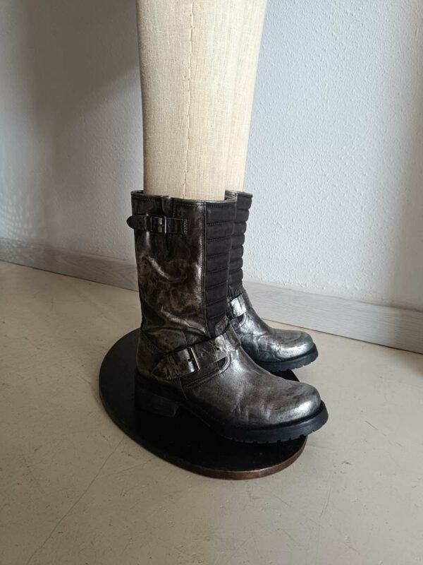 Pourquoi on les aime ✔ Cuir véritable de qualité ✔ Doublure chaude et confortable ✔ Style biker intemporel ✔ Pièce durable et facile à associer Conseils de style À porter avec un jean, une robe fluide ou une jupe pour casser les codes et créer un look urbain, rock ou casual chic.