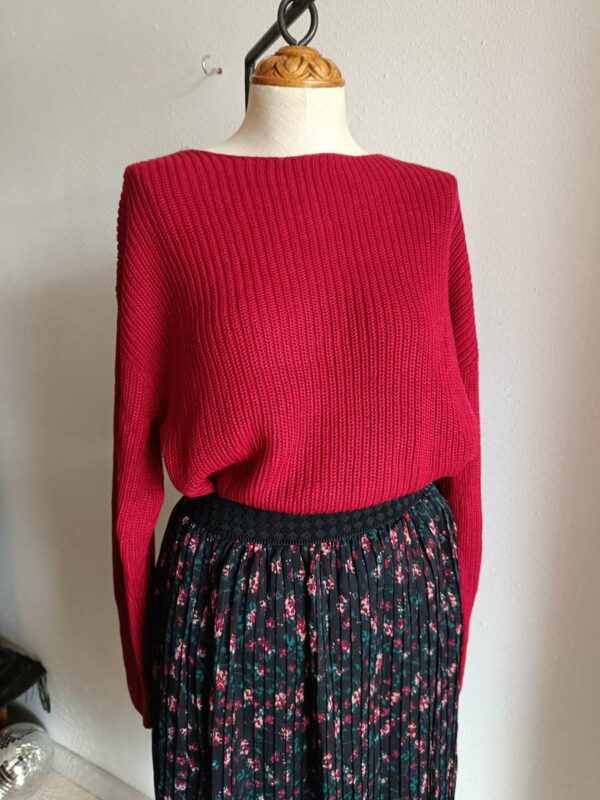 Pull rouge à décolleté dos en dentelle