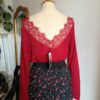 Pull rouge à décolleté dos en dentelle