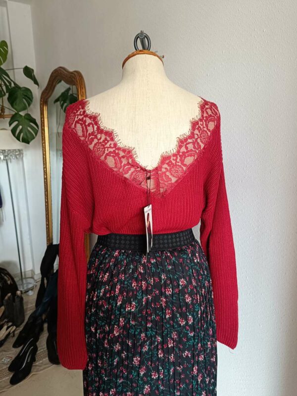 Pull rouge à décolleté dos en dentelle