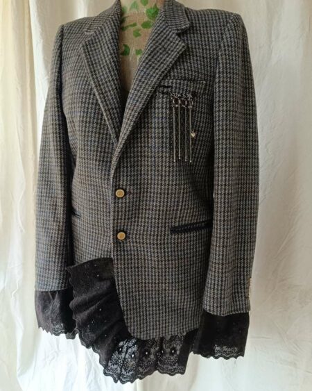 Blazer upcyclé laine & cachemire – Dentelle noire & broche bijoux