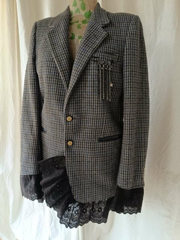 Blazer upcyclé laine & cachemire – Dentelle noire & broche bijoux