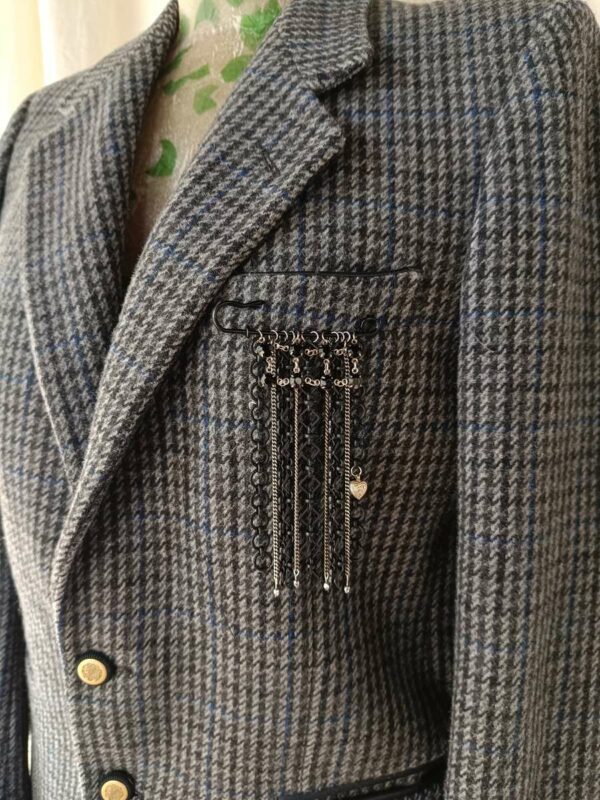 Blazer upcyclé laine & cachemire – Dentelle noire & broche bijoux