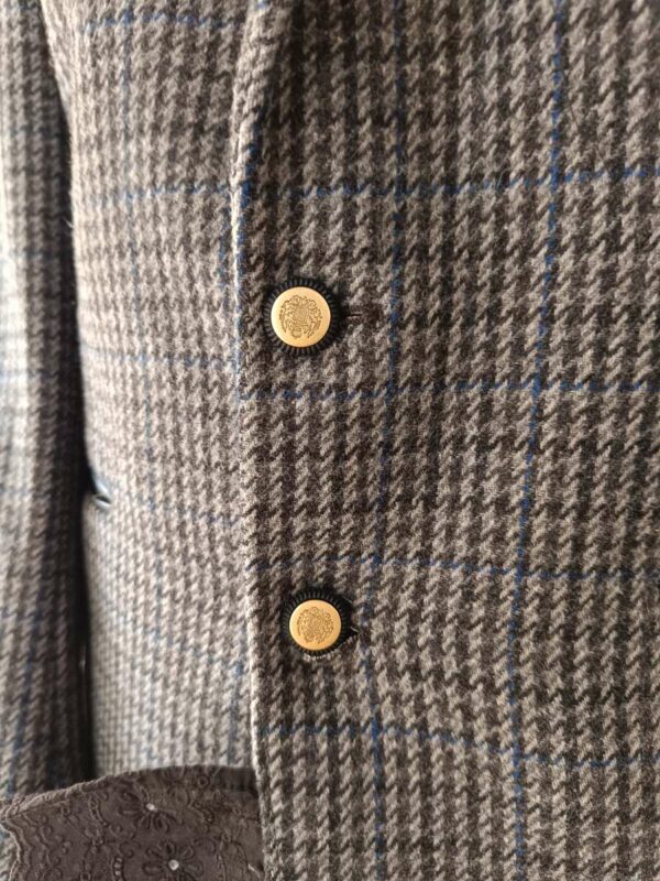 Blazer upcyclé laine & cachemire – Dentelle noire & broche bijoux