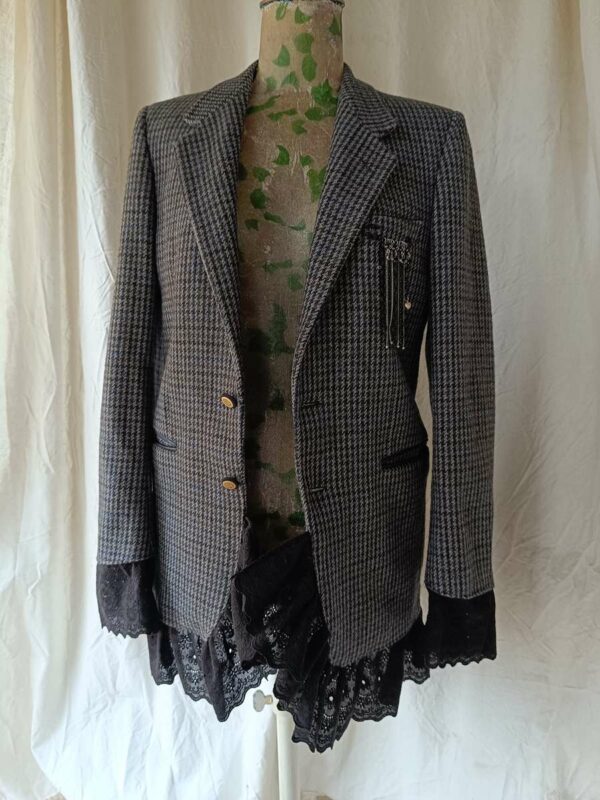 Blazer upcyclé laine & cachemire – Dentelle noire & broche bijoux
