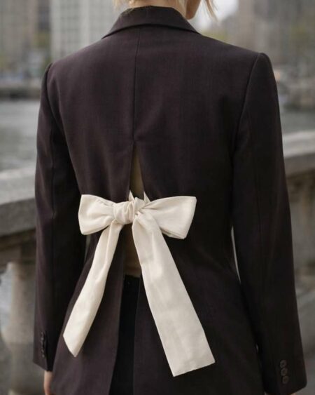 Blazer gris upcyclé dos ouvert – Nœud satiné bordeaux