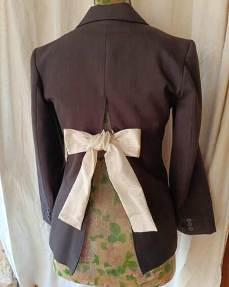 Blazer gris upcyclé dos ouvert – Nœud satiné bordeaux