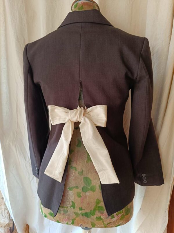 Blazer gris upcyclé dos ouvert – Nœud satiné bordeaux